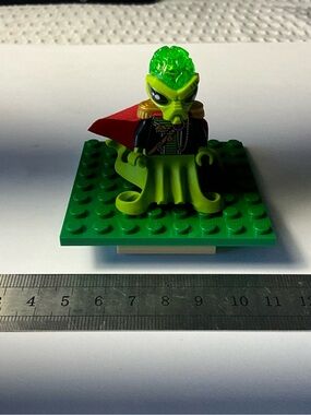 Lego Alien Commander minifigure